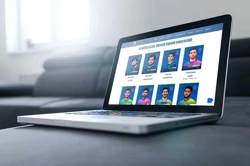 Página web del Club Balonmano Barakaldo, vista en un ordenador portátil