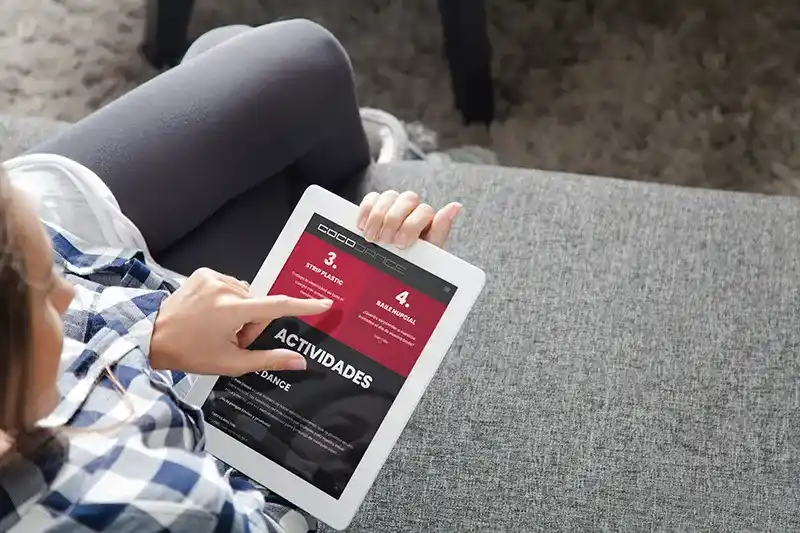 Página web corporativa responsive de Academia Cocodance consultada desde una tablet