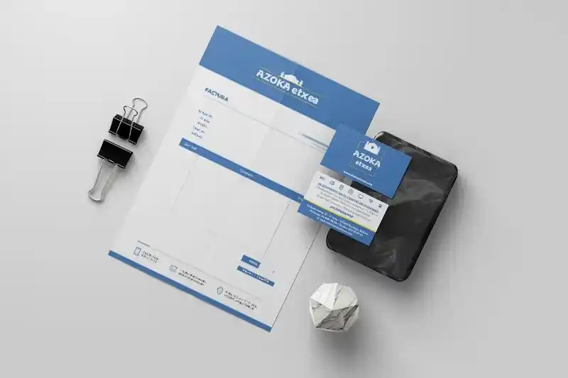 Papelería corporativa de Azoka Etxea con tarjetas de visita y hojas de factura