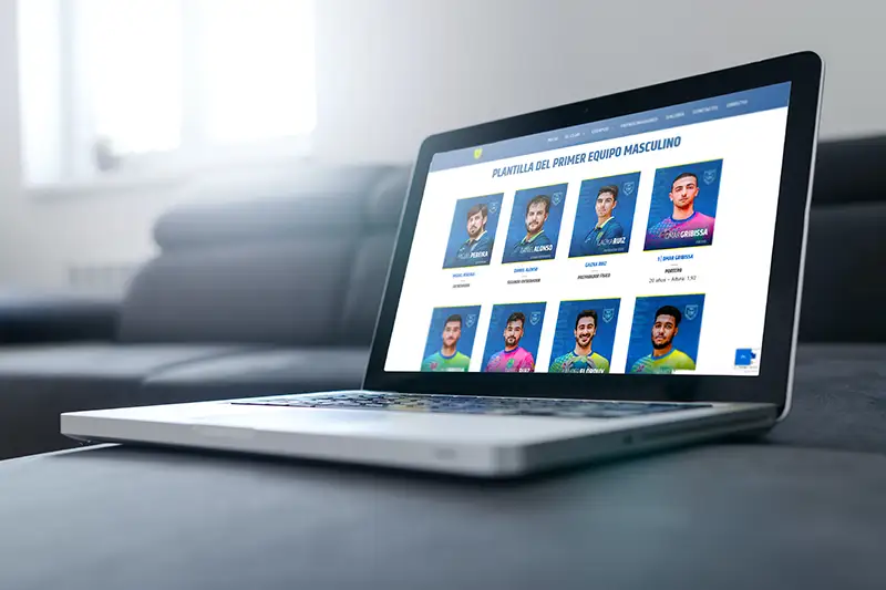 Página de plantilla de jugadores del Club Balonmano Barakaldo en su web, vista en portátil