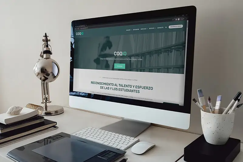 Página web profesional de COQIQ – Colegio Oficial de Química e Ingeniería Química del País Vasco, Burgos y La Rioja, vista en ordenador