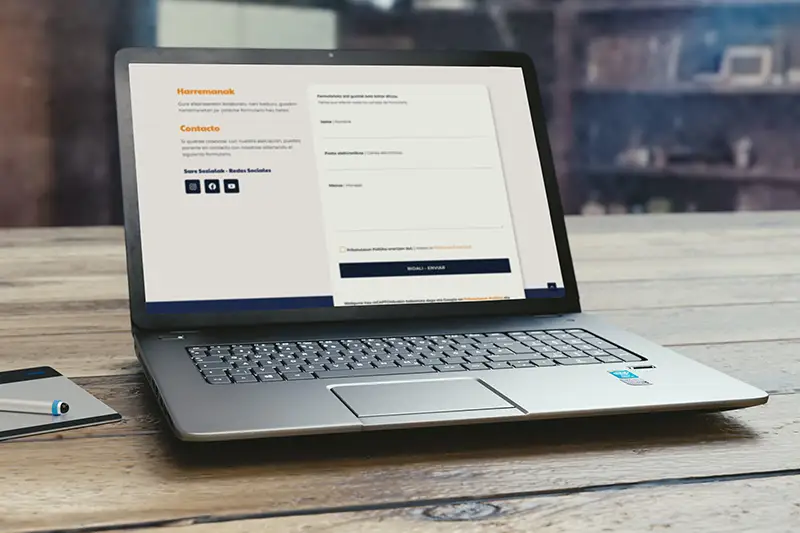 Sección de contacto y formulario de la web de Gabon Kontua en portátil con diseño responsive