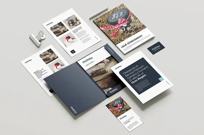 Papelería corporativa de Musuka, empresa de Bizkaia, con carpetas, facturas, presentaciones de productos, tarjetas y flyers