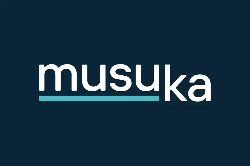 Logotipo de Musuka en negativo sobre fondo azul, diseño de identidad corporativa en Bizkaia