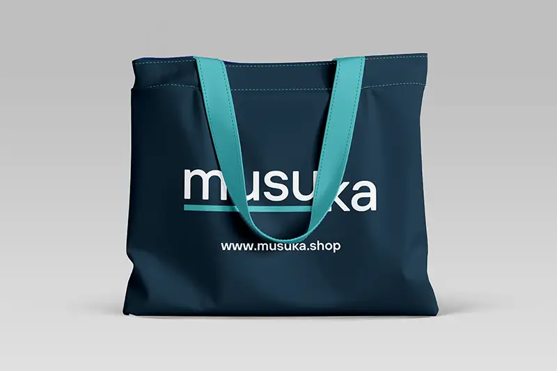 Tote bag personalizada con los colores y logotipo de Musuka, diseño gráfico en Erandio
