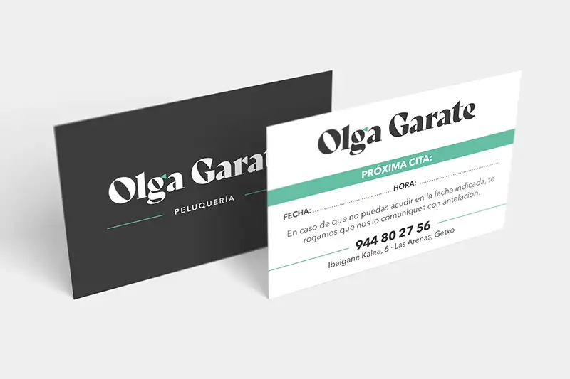 Parte trasera de la tarjeta de visita de Peluquería Olga Garate con logotipo y datos de contacto sobre fondo blanco
