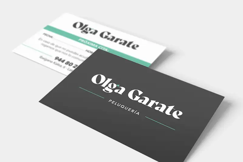 Tarjeta de visita de Peluquería Olga Garate con logotipo sobre fondo gris